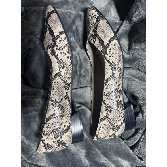 EUC Clark's Women's Natalyn Wish Ballet Flat Pointed size 11 Grey Snakeprint - Picture 2 of 10